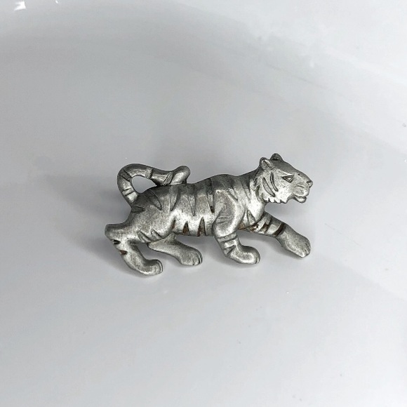 Vintage signed JJ tiger/lion pin - Picture 1 of 3
